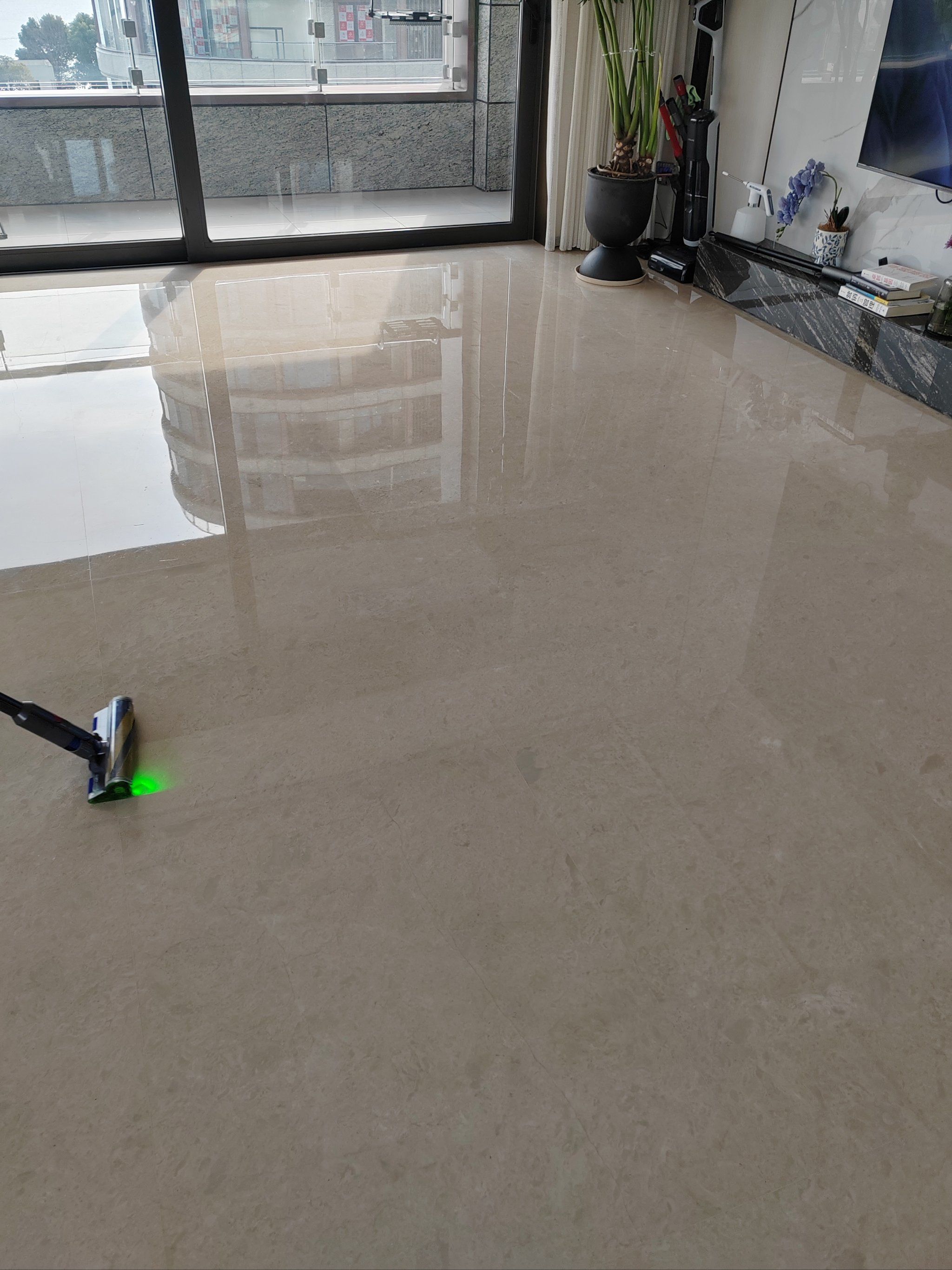 客厅地板大变身 大理石打磨抛光 大理石镜面抛