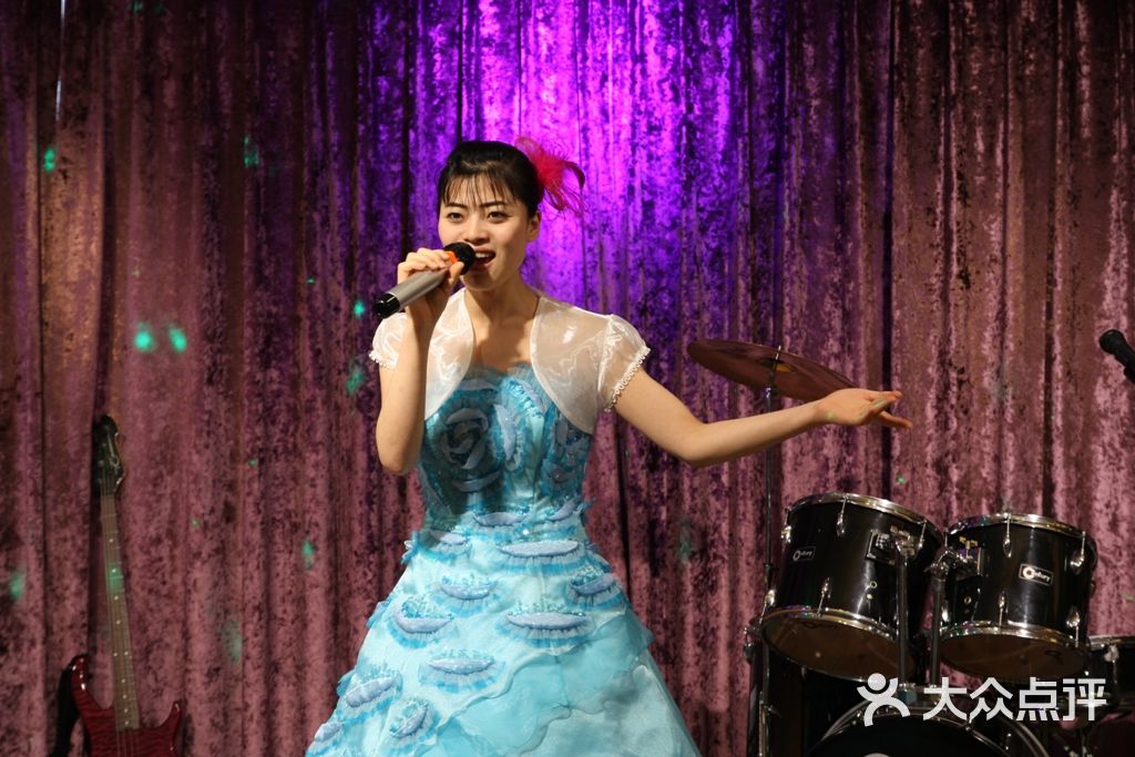 朝鲜服务员的歌舞表演