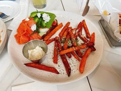 三文鱼鸡蛋牛油果三明治-SMAKA(复兴soho店)