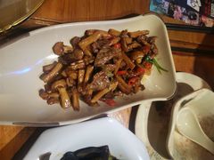 菇炒牛肉-胡桃里音乐酒馆(白云五号T5 MALL店)
