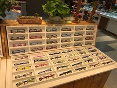 -MiRi眼镜连锁·蔡司·尼康控优点合作店(莘庄店)