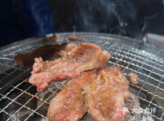 泥炉这么一烘，小气氛贼有。多种肉品，每种都有自己的特点