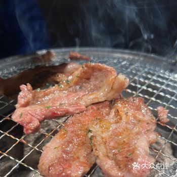 泥炉这么一烘，小气氛贼有。多种肉品，每种都有自己的特点
