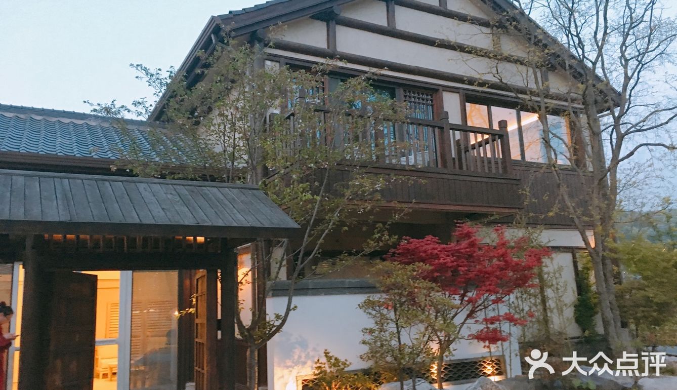 坐在房间内也可以围观外面的景色 非常的怡然自得之所