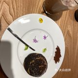 首先是都是鬼灭的粉丝，在里面吃饭很有氛围，有一个超大