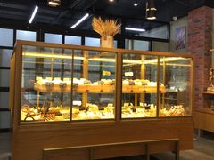 面包甜点陈列柜-啊噗吐呦现场烘焙(麦凯乐店)