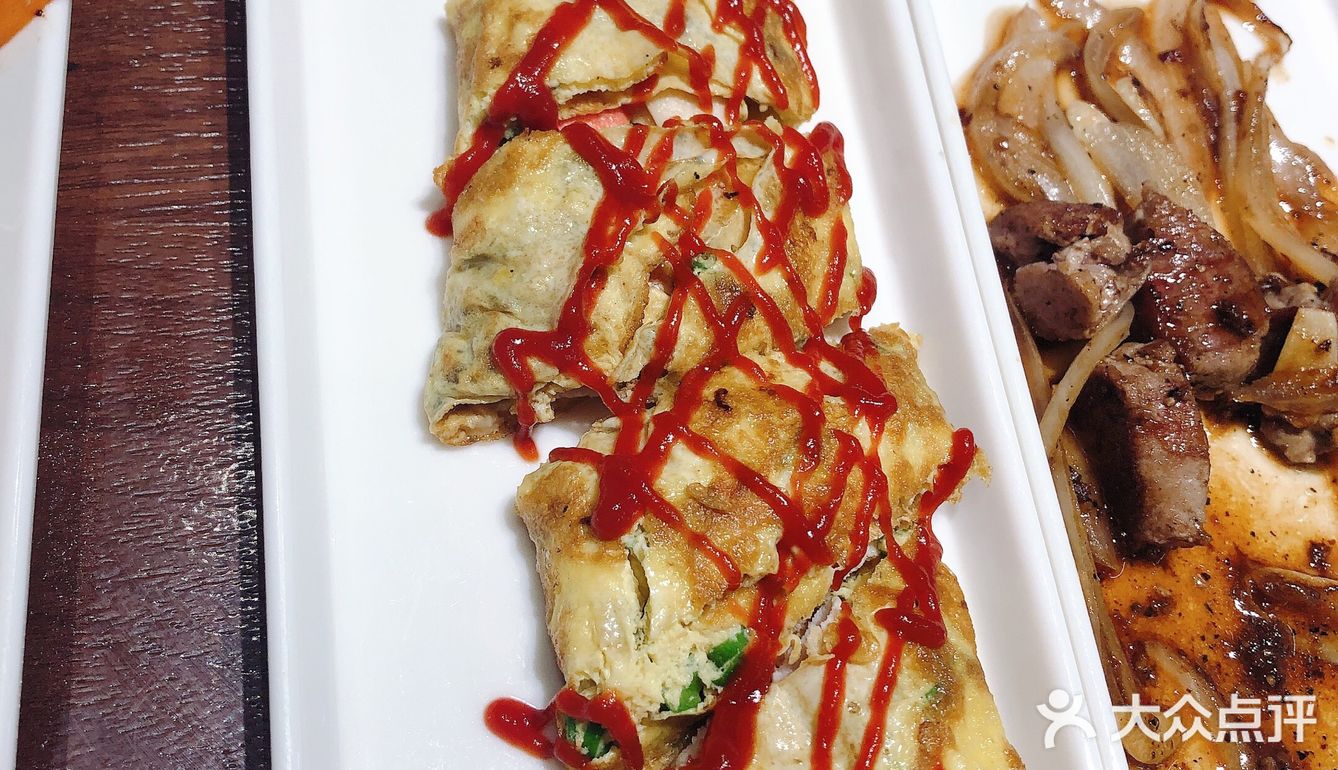 地处吾悦广场长春公园正对面门口有个大的变形金刚