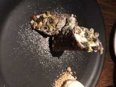 西西里卷乳清芝士开心果配-Carbon莫卡哆·意大利复古集市餐厅(杭州大厦店)