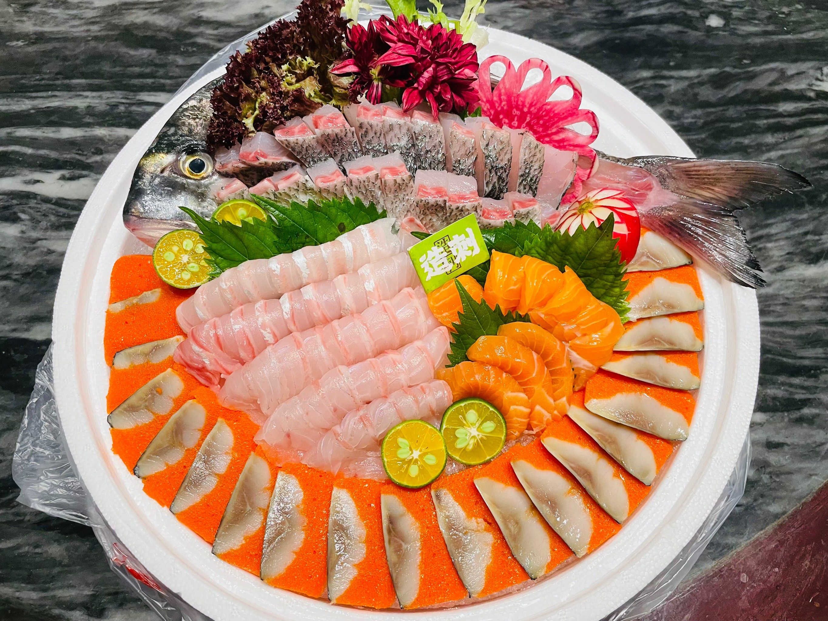 晚餐,金鲷鱼,希鲮鱼和三文鱼刺身拼盘
