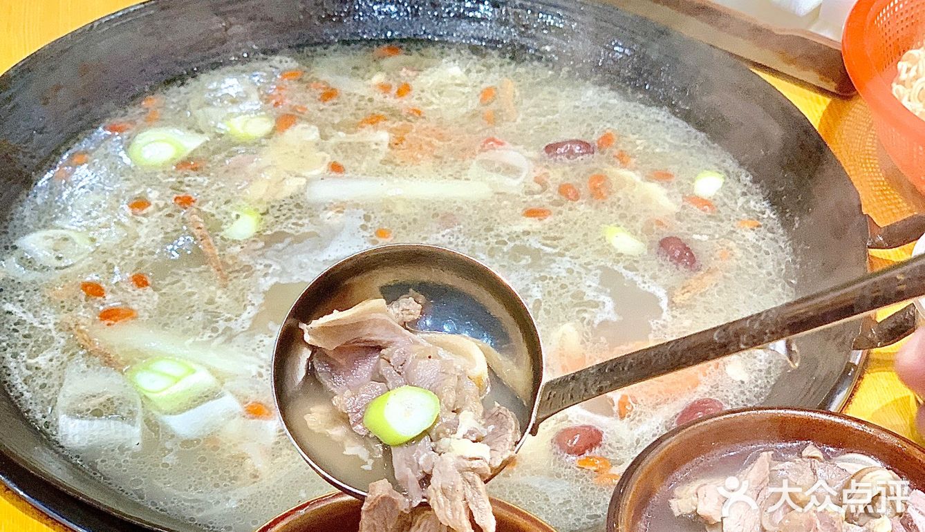 广州降温来洞氮胡记吃顿滋补羊肉🐏火锅