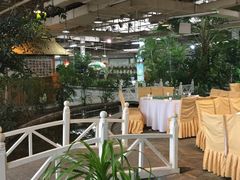 -红栌温泉山庄生态美食餐厅