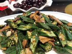 金蒜烧秋葵口蘑-那家老院子东北菜·饺子·小鸡炖蘑菇(艳华街店)