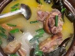 -帅巴人舅母子腊蹄民俗村