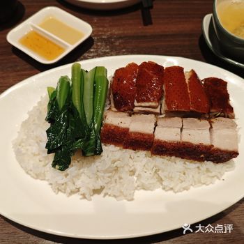 龙记烧腊味道确实好吃,烧鸭皮脆肉鲜,没有一点鸭腥味