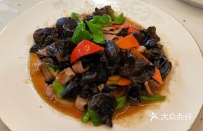 Green Pepper and Black Mushroom Stir-Fry with Pork Strips