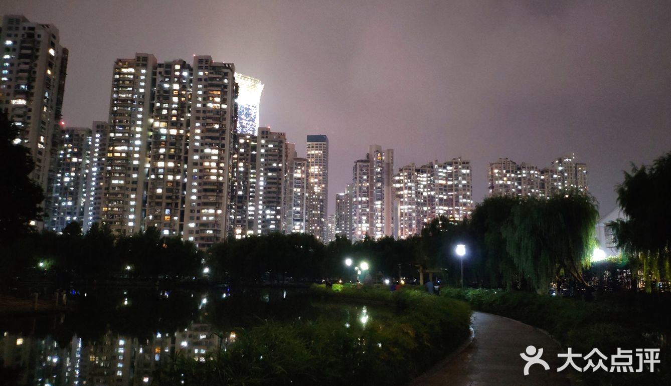 温州南门发展到如今南有公园，北有商场的便民服务举措后
