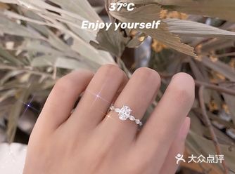 被夸到不好意思的结婚钻戒