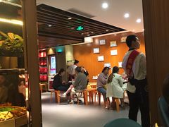 等位区-海底捞火锅鲜切牛肉主题店(长寿路店)
