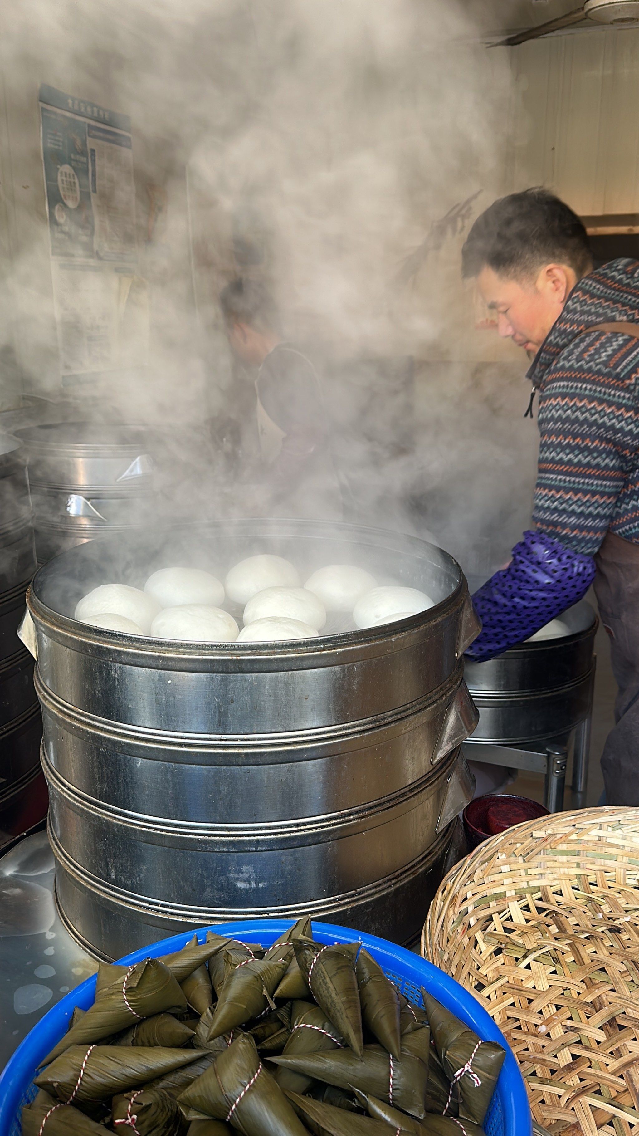 这家馒头排队的人超多