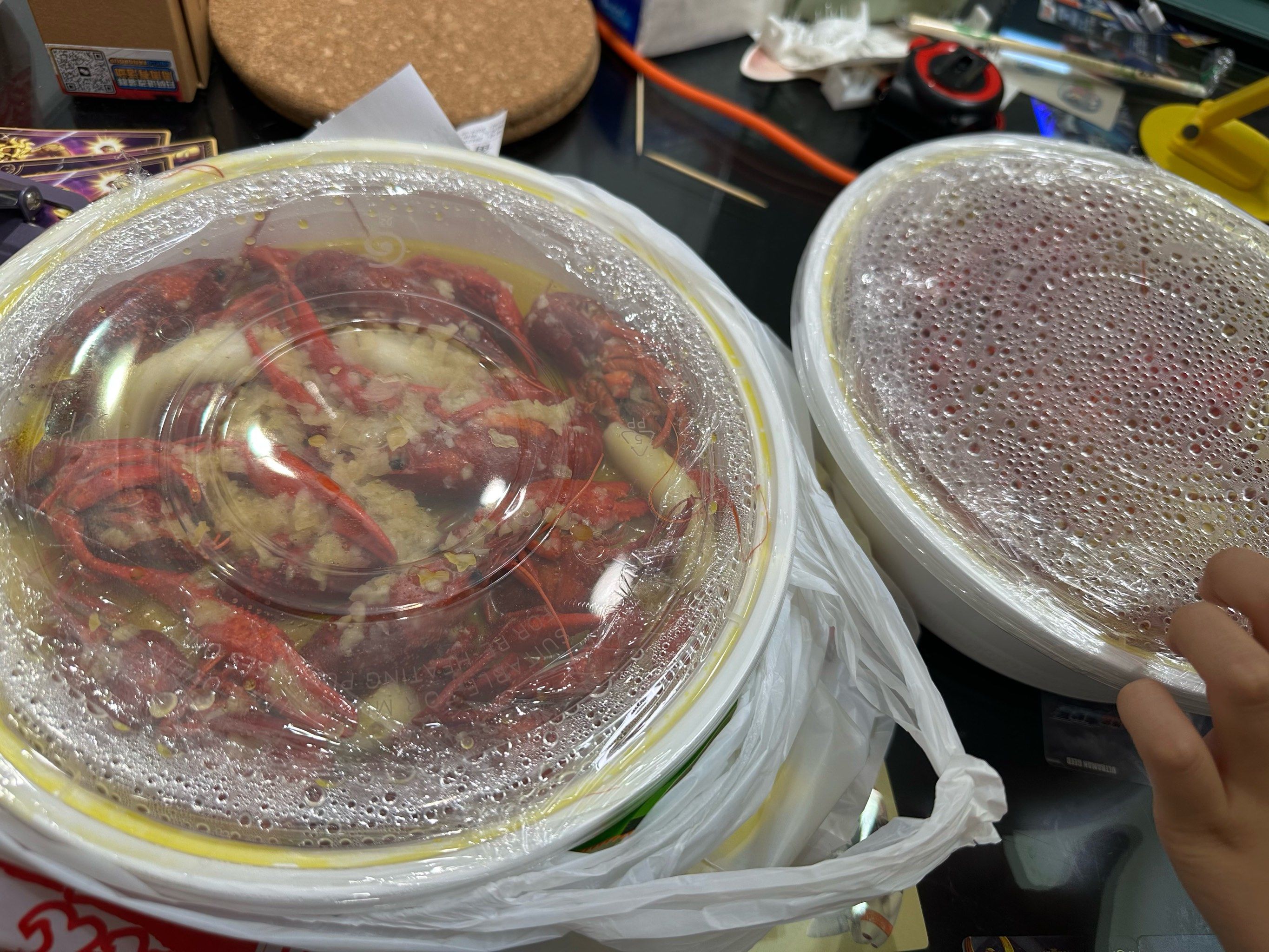 夜宵打包了两份金汤蒜泥小龙虾回家炫,个头超大