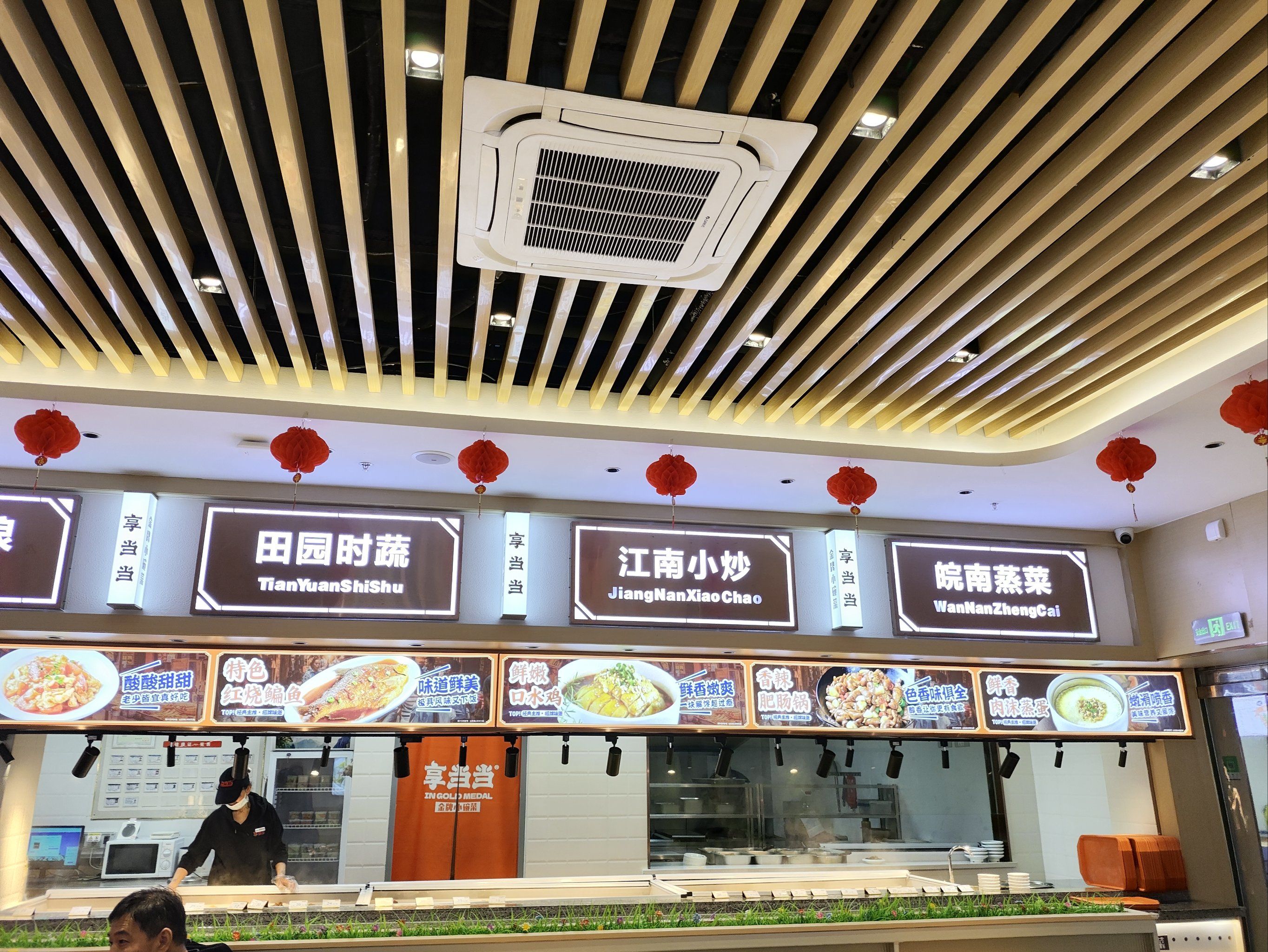 天门服务区里的这家快餐店路过可以吃一下