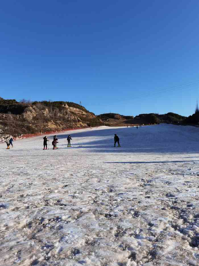 曦岭雪山滑雪场-"比较便宜 基本还行.但是地方太小有点简陋.