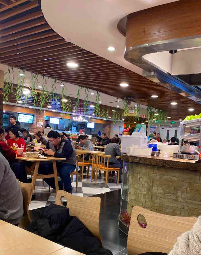 食美汇美食广场(喜隆多新国际店)-"品种挺多,价格实惠,选了鸭血粉丝汤