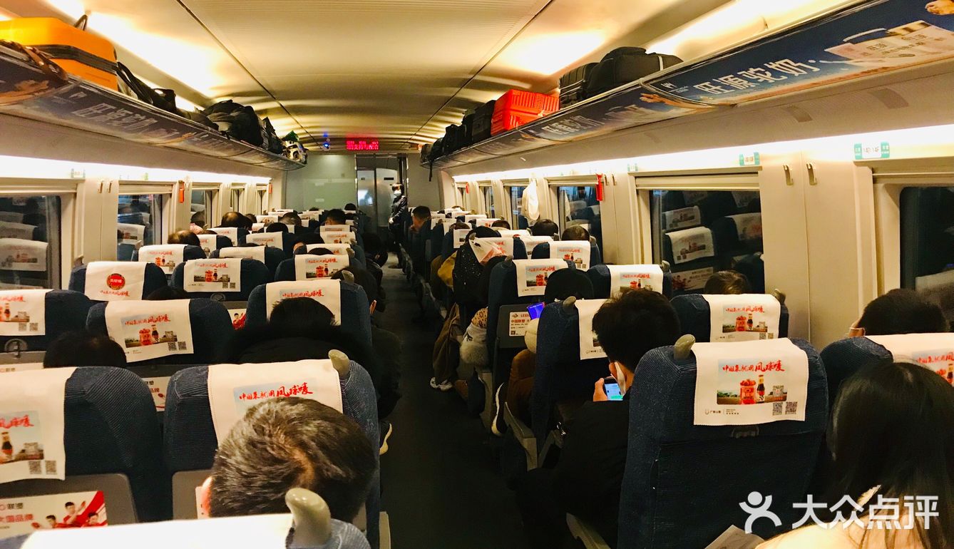 长沙南站候车室里人头攒动川流不息