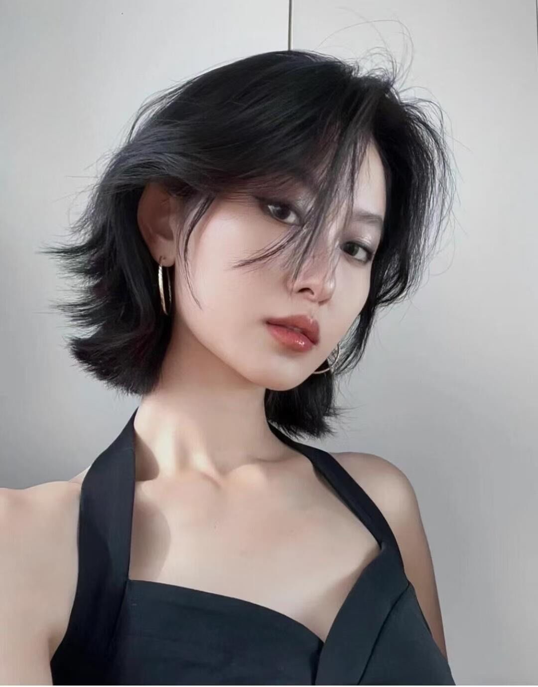 1. 酷感黑色层次短发,随性凌乱又飘逸