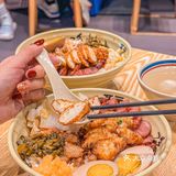 没有碰到他家的周二半价，于是点了他家的全家福卤肉饭