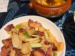 腊肉炒饵块-香满楼.建水老宅院
