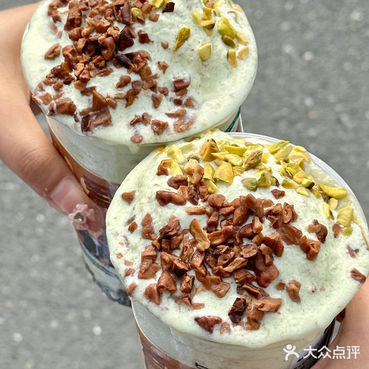 茉酸奶真有你的！居然和五条人联名了！茉酸奶你是懂中秋的！