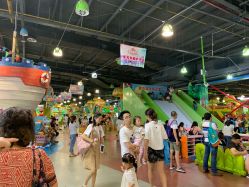 -维佳童话镇演出现场(徐东店)