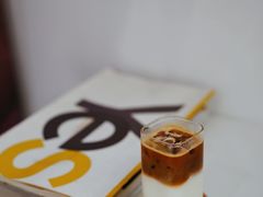 生牛乳白桃拿铁-YECLIP COFFEE黄色回形针咖啡