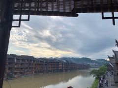 -临江餐馆二楼美食部落