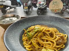 咖喱肥牛炒乌冬面-犀牛家猪排