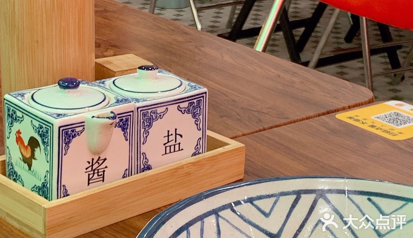 武汉探店 | 港风餐厅里嗦湖南米粉