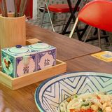 武汉探店 | 港风餐厅里嗦湖南米粉