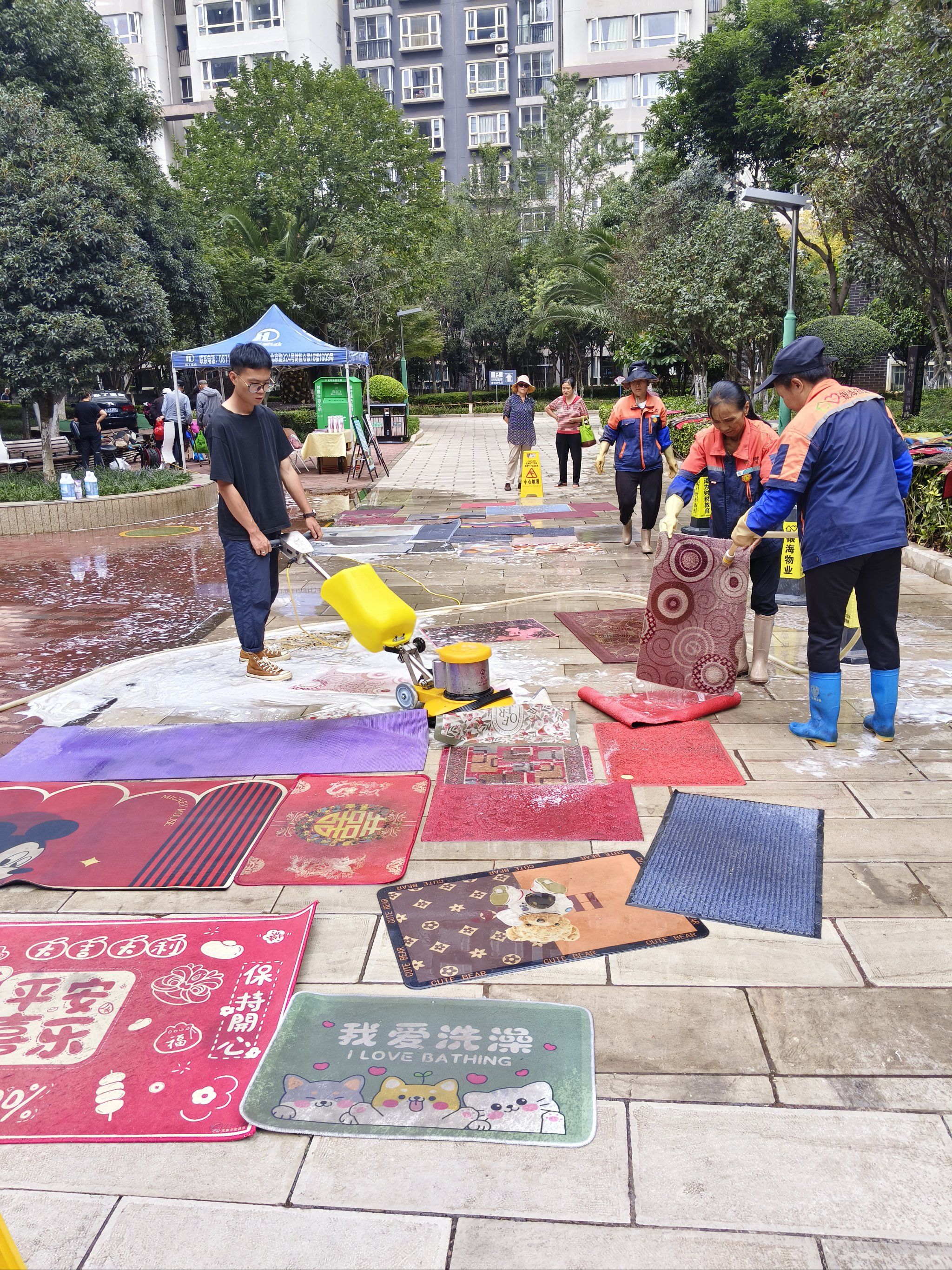 泓丁家政社区送温暖