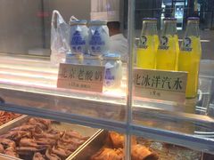 面包甜点陈列柜-四季小馆·地道北京小吃(广百店)