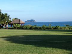 酒店大草坪-三亚亚龙湾红树林度假酒店