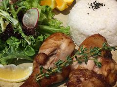 秘制鸡腿配香米饭及色拉-MIKAKU(万达广场上海宝山店)