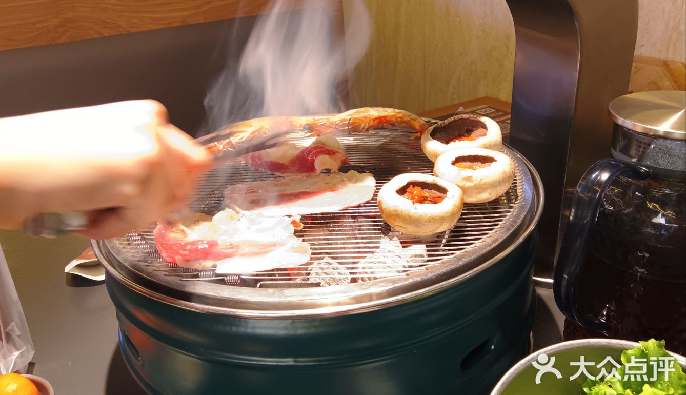 都是免费的。试问哪家烤肉店会这么多的配料给你配烤肉啊喂！