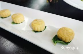 Mung Bean Bird's Nest Cake