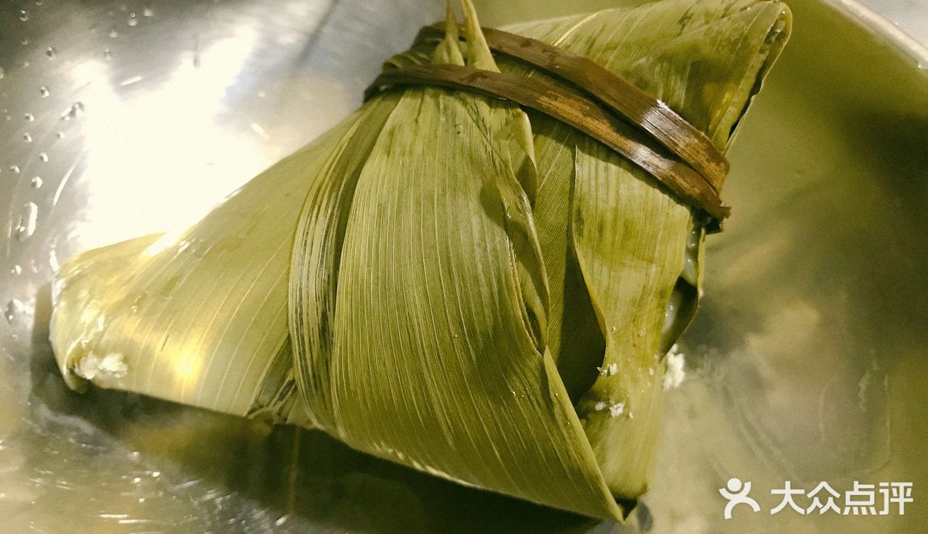 不喜欢里面放肉的粽子，感觉粽子就应该甜甜的，放豆沙