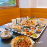 在小巷子了发现一家韩里韩气的猪蹄店