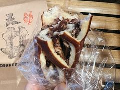 红豆碱水面包-天井·丑面包搭咖啡
