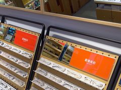 -LOOK眼镜·蔡司依视路配镜(宝山万达店)