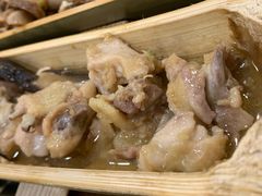 竹筒鸡枞菌蒸走地鸡-胡须哥网红竹筒菜