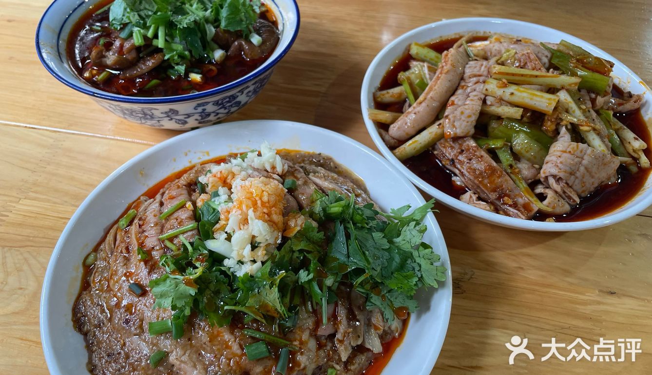 每一口都仿佛在诉说着曹氏的独特故事。无论是单独品尝